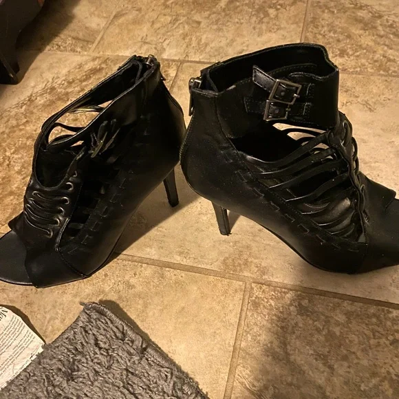 Set of Black 4” Stiletto heels, size 9, zip in bck, excellent condition - Picture 1 of 4